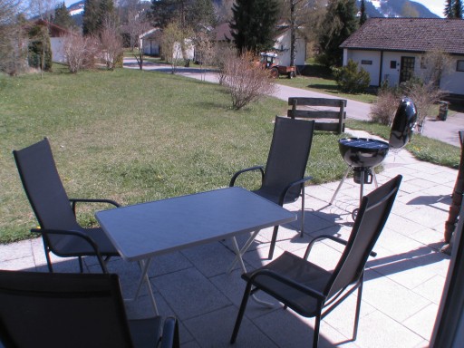 Blick von der Terasse zur Straße